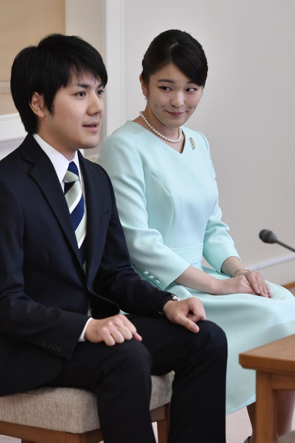Prinzessin Mako bei der Pressekonferenz anlässlich ihrer Verlobung mit Kei Komuro im September 2017. Prinzessin Mako bei der Pressekonferenz anlässlich ihrer Verlobung mit Kei Komuro im September 2017.