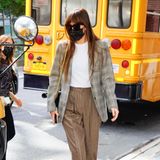 Dakota Johnson hat in den letzten Wochen auf den Red Carpets schon gezeigt, dass sie eine echte Style-Queen ist. Im lässigen 80s-Look mit Karo-Blazer beweist sie, dass sie auch als Streetstylerin zur Fashion-Elite gehört.