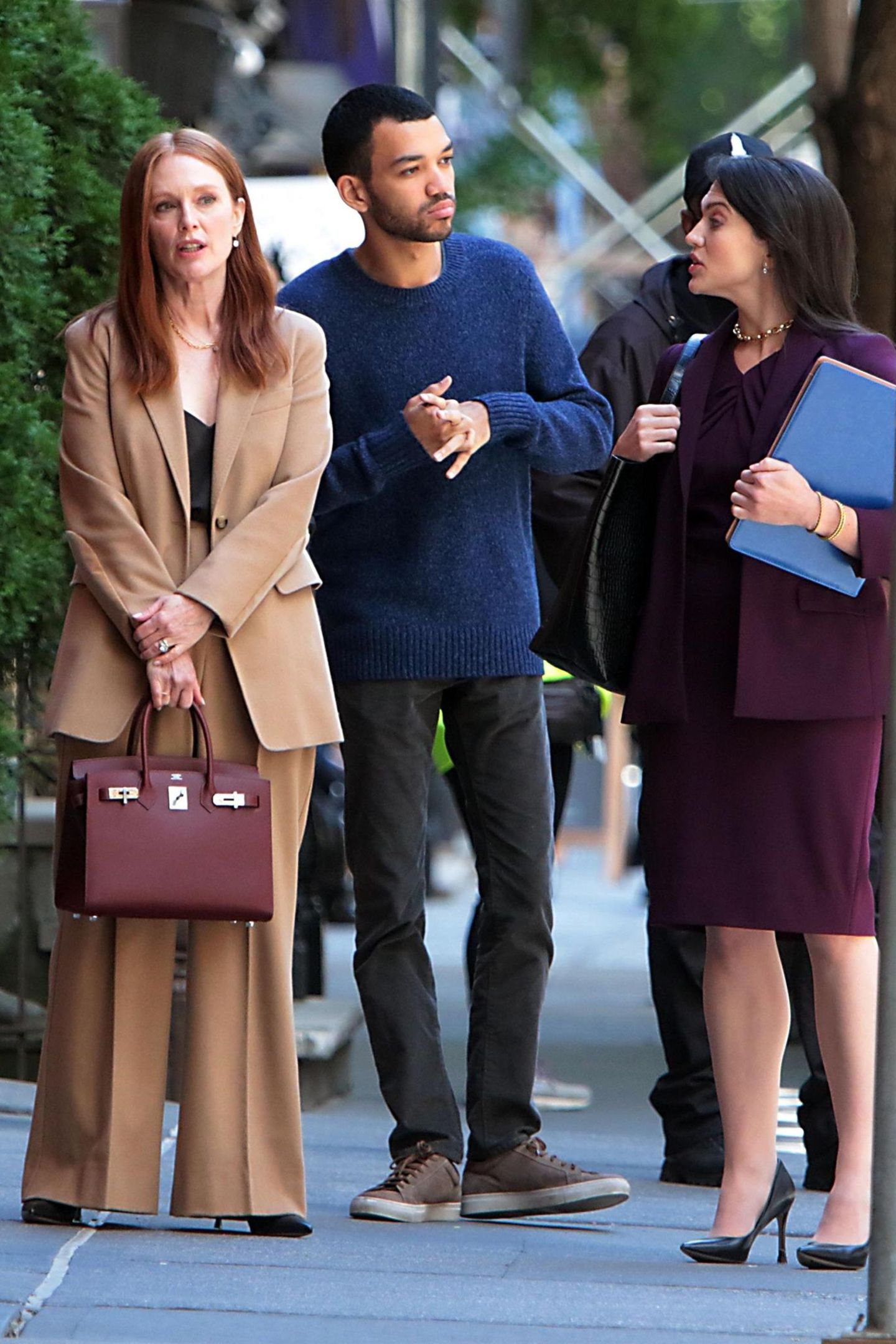 Bei ihren Dreharbeiten für ihren Apple TV+ Film "Sharper" zeigt sich Julianne Moore ganz businessmäßig am Set: Sie trägt einen hellbraunen Powersuit mit schwarzen Pumps und passendem schwarzen Top. Dazu kombiniert die Schauspielerin eine dunkelrote Birkin Bag. Ein Power-Look für eine Powerfrau!