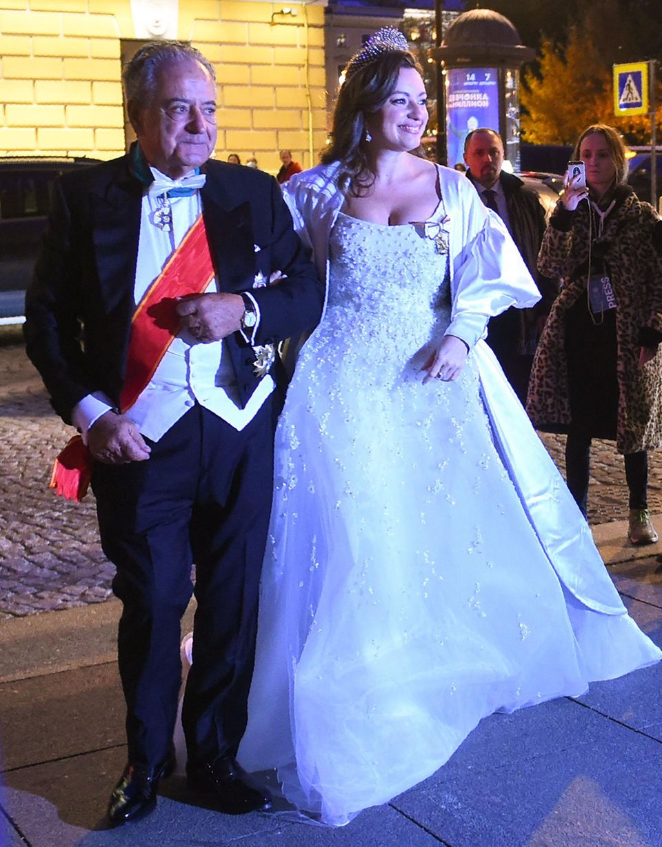 Nach einem eleganten, aber schlichten Kleid in der Kirche präsentiert Victoria Romanowna Bettarini bei der Hochzeitsfeier ein wesentlich aufwendiger gestaltetes Brautkleid. 