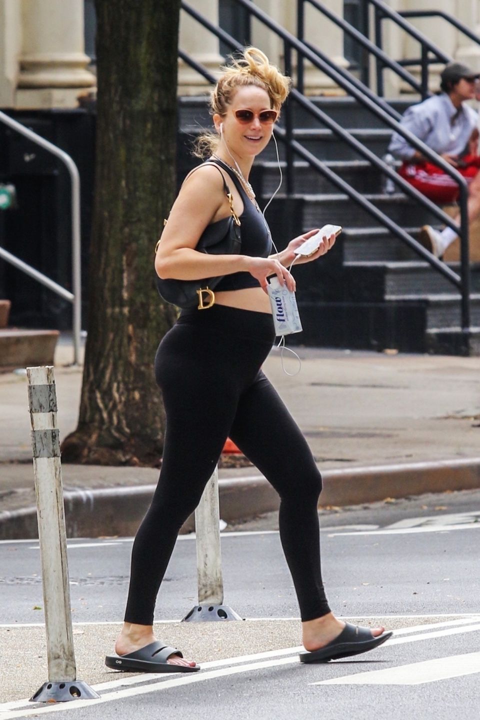 3. Oktober 2021  Gut gelaunt zeigt Jennifer Lawrence sich und ihren wachsenden Babybauch bei einem Spaziergang durch New York. Dass sie dabei ungestylt und in Sportklamotten von den Paparazzi abgelichtet wird, scheint ihr herzlich egal zu sein. Und gerade das macht sie noch sympathischer.   