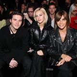 Brooklyn Beckham, seine Verlobte Nicola Peltz und Carine Roitfeld haben in der Front Row von Givenchy Platz genommen.