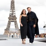 Nikolaj Coster-Waldau läuft als stolzer und stylischer Papa mit Tochter Philippa über den Runway in Paris.