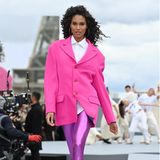 Topmodel Cindy Bruna strahlt bei der "Le Defile L'Oreal Paris 2021"-Show in leuchtendem Pink und Lila.