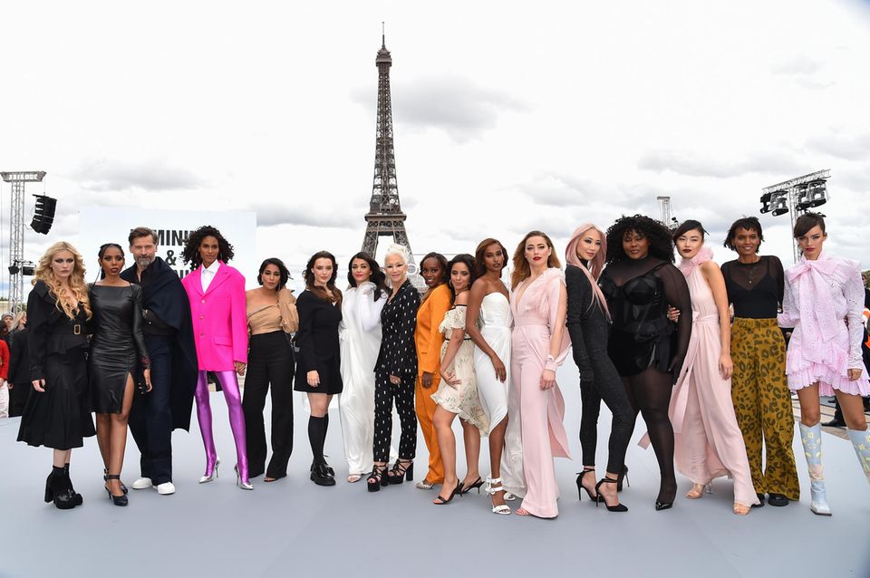 Und ein Gruppenfoto der "Le Defile L'Oreal Paris 2021"-Models darf natürlich nicht fehlen: Camille Razat, Jaha Dukureh, Nicolaj Coster-Waldau, Cindy Bruna, Leïla Bekhti, Katherine Langford, Aishwarya Rai, Helen Mirren, Aja Naomi King, Camila Cabello, Nidhi Sunil, Amber Heard, Soo Joo Park, Yseult, Liya Kebede und Luma Grothe (v.l.) Und ein Gruppenfoto der "Le Defile L'Oreal Paris 2021"-Models darf natürlich nicht fehlen: Camille Razat, Jaha Dukureh, Nicolaj Coster-Waldau, Cindy Bruna, Leïla Bekhti, Katherine Langford, Aishwarya Rai, Helen Mirren, Aja Naomi King, Camila Cabello, Nidhi Sunil, Amber Heard, Soo Joo Park, Yseult, Liya Kebede und Luma Grothe (v.l.)