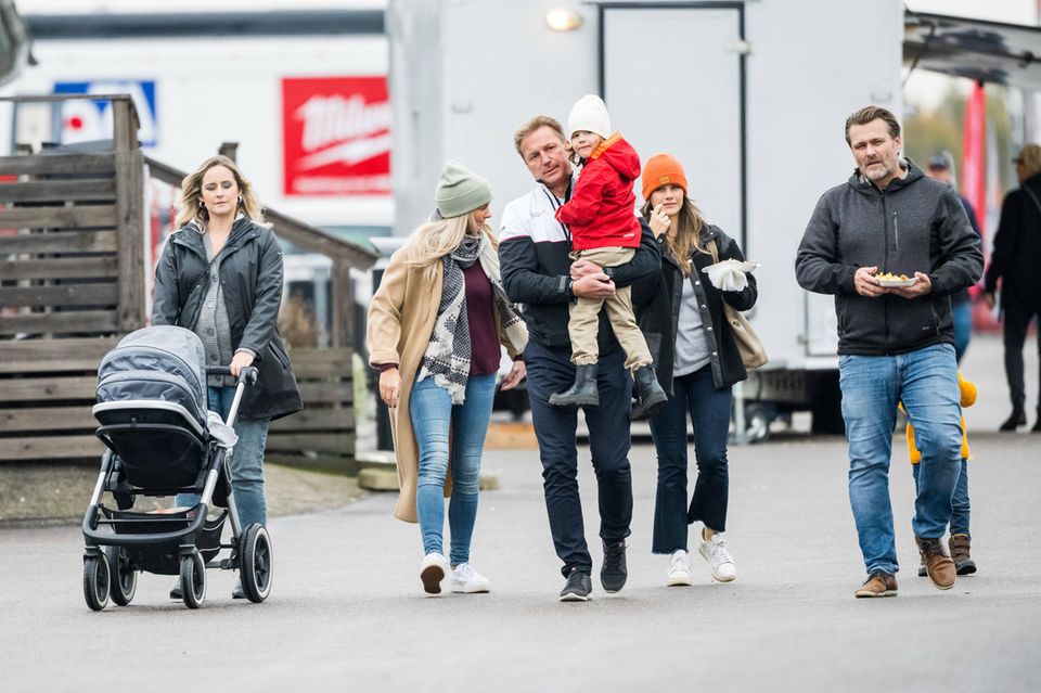 Prinz Carl Philip: Lina Hellqvist (l.), die Schwester von Prinzessin Sofia von Schweden, zeigte am Samstag (2. Oktober 2021) erstmals ihren wachsenden Babybauch, nachdem ihre Schwangerschaft im August publik wurde. Lina Hellqvist (l.), die Schwester von Prinzessin Sofia von Schweden, zeigte am Samstag (2. Oktober 2021) erstmals ihren wachsenden Babybauch, nachdem ihre Schwangerschaft im August publik wurde.