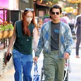 Dass das Traumpaar Sophie Turner und Joe Jonas für ihren sonntäglichen Spaziergang mit Töchterchen Willa bei ihrer Kleidung eher auf Gemütlichkeit statt auf Style geachtet haben, ist offensichtlich. Farblich in Blau und Grün gehalten, wird aber selbst dieser lockere Feel-Good-Look zum 1A-Partner-Outfit.