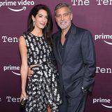 Amal Clooney und George Clooney posieren auf dem Red Carpet für die Fotografen.