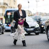 Leonie Hanne besucht die Paris Fashion Week