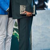 Königin Letizia trägt zu dem elegant anmutenden Outfit auffällige Pumps in Schlangenleder-Optik und beweist wieder mal ihr modisches Gespür. Abgerundet wird der Look durch eine mit Nieten versehene Clutch im gleichen Muster.