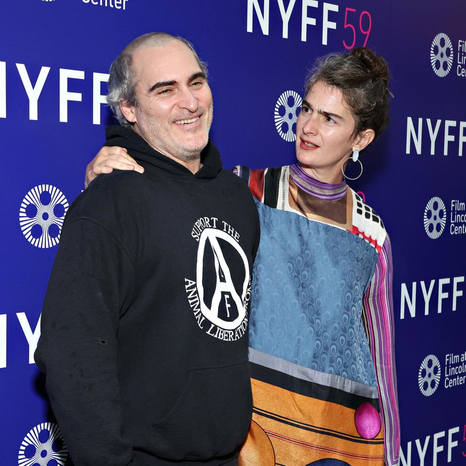 Huch?! Wie es aussieht, ist selbst Kollegin Gaby Hoffmann von Joaquin Phoenix' gewagtem Haarstyling irritiert. Die beiden promoten beim New Yorker Filmfestival gerade ihren neuen Film "C'mon, C'mon".