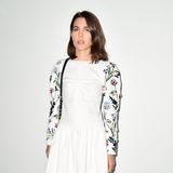 Als Markenbotschafterin ist Charlotte Casiraghi bei der Fashion-Show von Chanel in Paris natürlich der Star-Gast. Und das weiße Kleid mit floralen Applikationen an den Ärmel lässt sie auch so richtig erstrahlen.