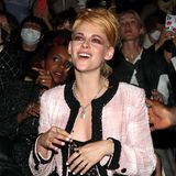 Kristen Stewart scheint die neue Kollektion von Chanel ausnehmend gut zu gefallen.