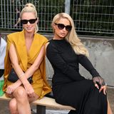 Im September 2021 werden Nicky und Paris Hilton bei der New York Fashion Week abgelichtet. Stylisch gekleidet und mit XL-Sonnenbrillen im Gesicht sitzen die Schwestern in der Front Row – nicht mehr im Partnerlook, aber dennoch supermodisch!
