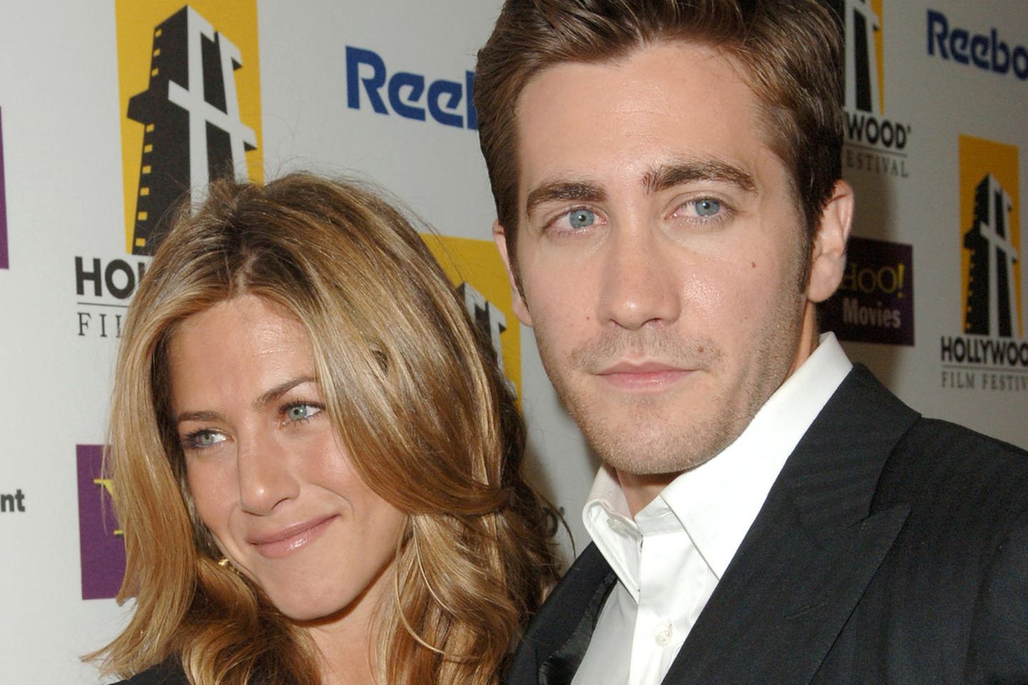 Jennifer Aniston und Jake Gyllenhaal backstage bei der neunten jährlichen Hollywood Film Festival Awards in Los Angeles 2005.