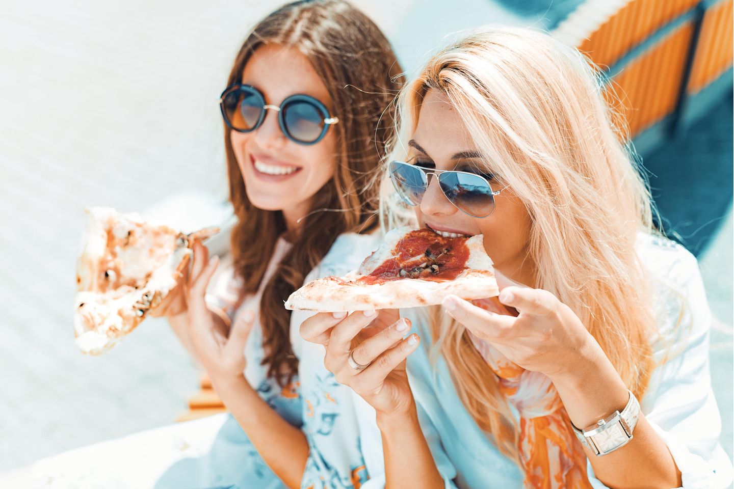 Diese 7 Angewohnheiten können Ihrer Darmflora schaden: Frauen essen Pizza.