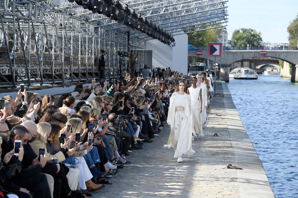 Très très chic: Die Trends der Paris Fashion Week: Models auf Runway