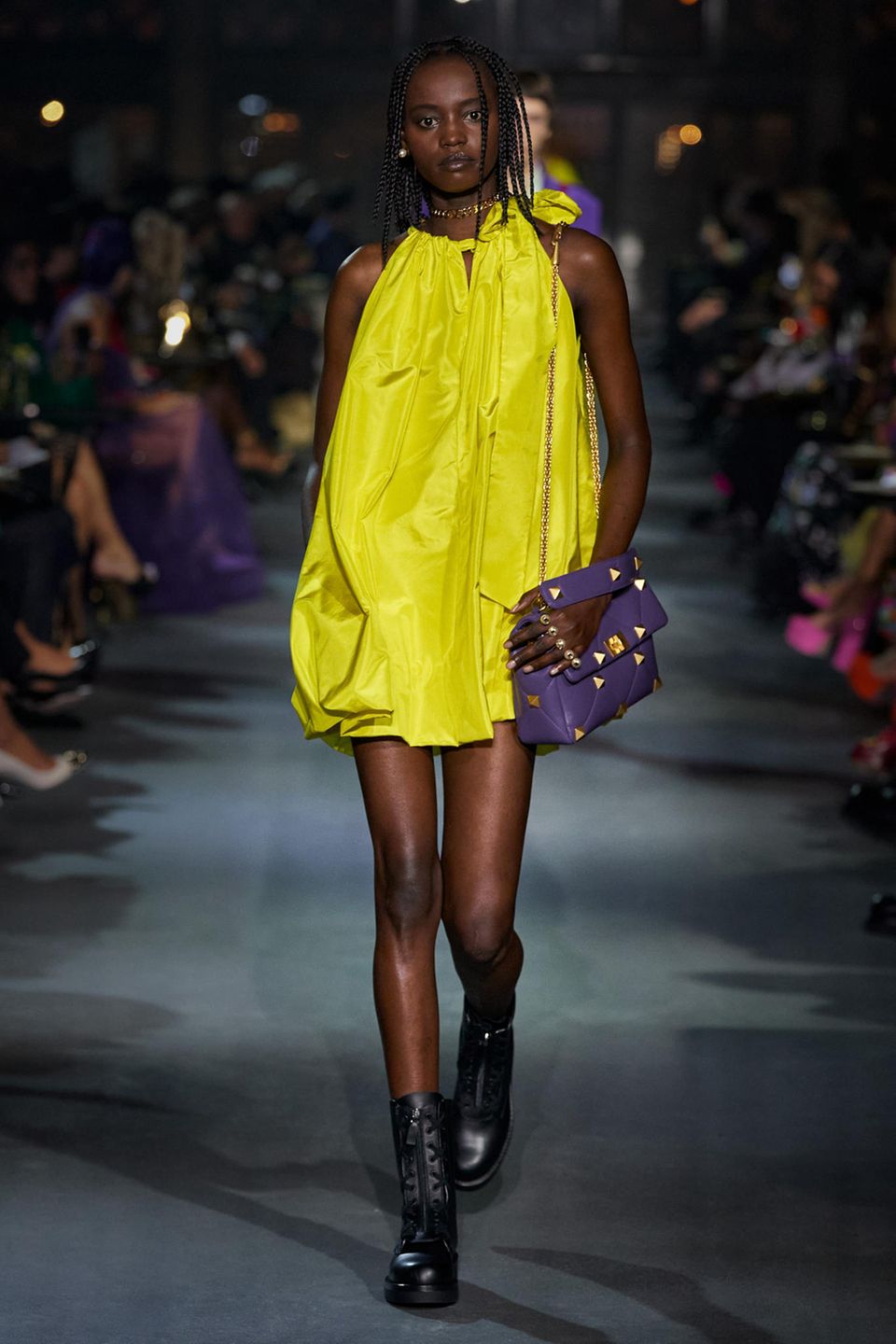Très très chic: Die Trends der Pariser Fashion Week: Model in gelben Kleid für Valentino