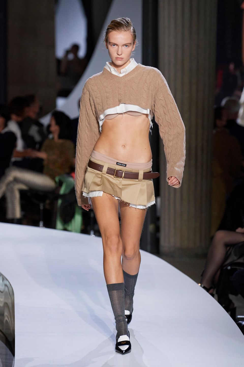 Très très chic: Die Trends der Pariser Fashion Week: Model in Minirock für MiuMiu