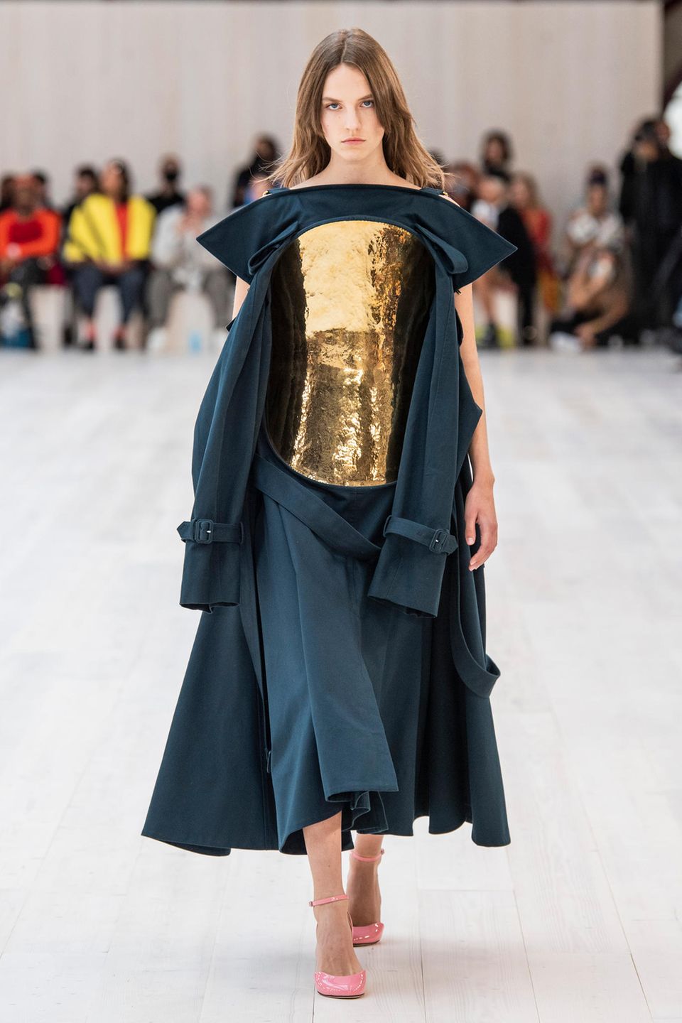 Très très chic: Die Trends der Pariser Fashion Week: Model auf Loewe Runway