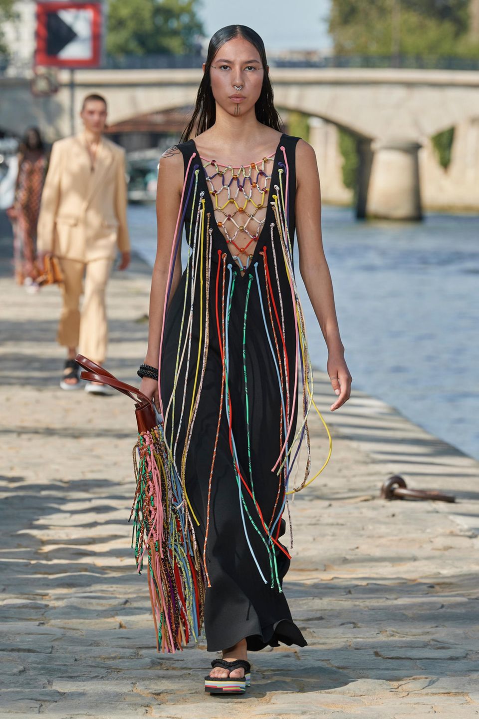 Très très chic: Die Trends der Pariser Fashion Week: Model auf Chloé Runway