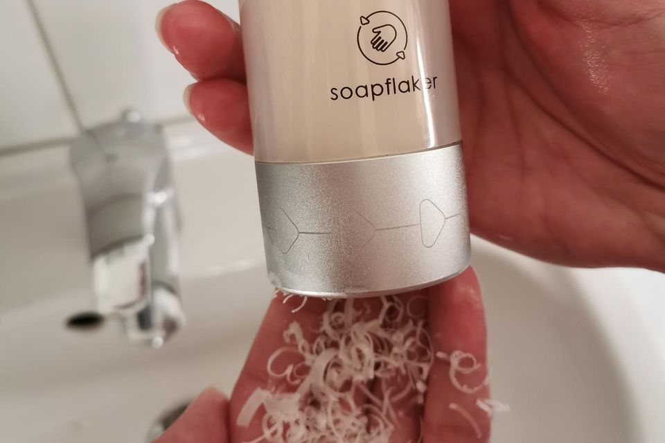 "Soapflaker" aus "Die Höhle der Löwen": Der Seifenspender im GALA-Test "Soapflaker" aus "Die Höhle der Löwen": Seifenspender im Test, Seifenflocken