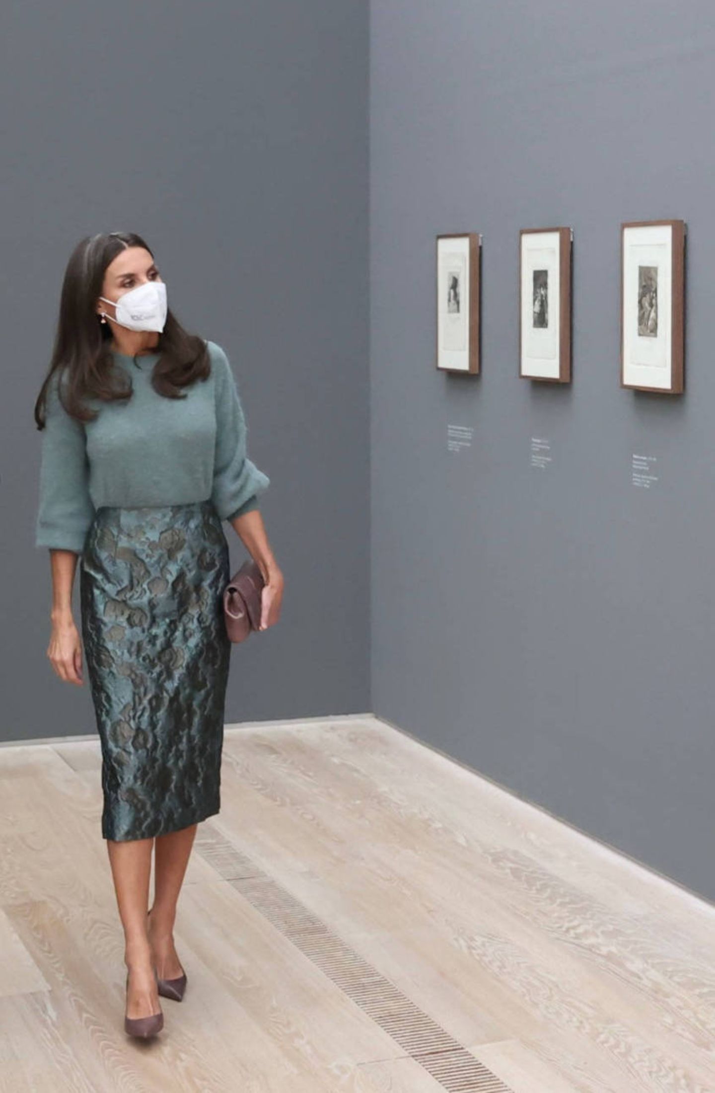 Für die Eröffnung der Ausstellung "Goya" in Basel wählt Königin Letizia ein Outfit mit Trend-Potential. Der weiche Wollpullover mit Trompetenärmeln und der leicht gemusterte Pencil Skirt kommen in angesagtem Graugrün daher und bilden in Kombination mit den grauen Accessoires den perfekten Monochrome-Look.