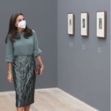 Für die Eröffnung der Ausstellung "Goya" in Basel wählt Königin Letizia ein Outfit mit Trend-Potential. Der weiche Wollpullover mit Trompetenärmeln und der leicht gemusterte Pencil Skirt kommen in angesagtem Graugrün daher und bilden in Kombination mit den grauen Accessoires den perfekten Monochrome-Look.