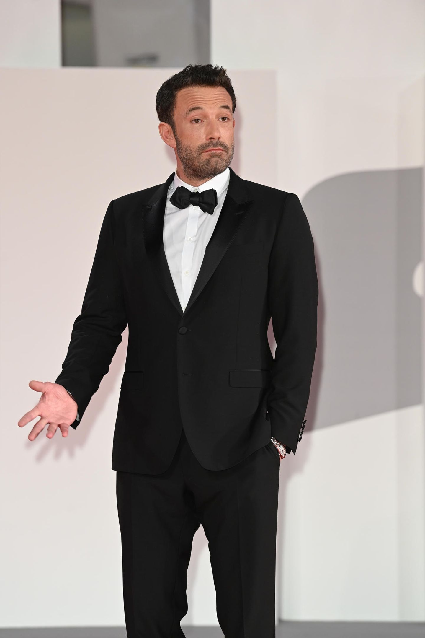 Nicht so während der Filmfestspiele von Venedig im Sommer 2021. Bei der Premiere von "The Last Duel" flirtet der Schauspieler mit den Kameras – und mit Jennifer Lopez, die ihn an diesem Abend begleitet hat.