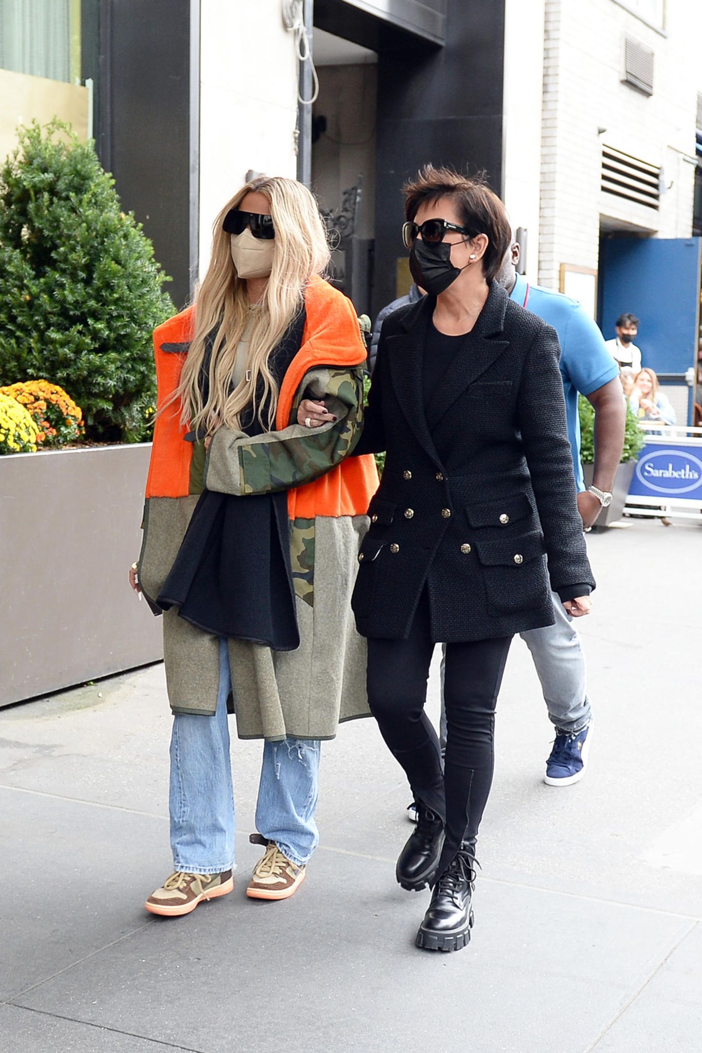 So ganz unterschiedlich in Sachen Mode unterwegs sind Khloé Kardashian und Kris Jenner. Das Mutter-Tochter-Gespann schlendert durch New York – Khloé in weiten Jeans, Sneakern und mit XXL-Parka, Kris im eleganten Kurzantel und mit Lederboots. Scheint, als seien sich die Realitystars in einer Sache mal nicht ganz einig ...
