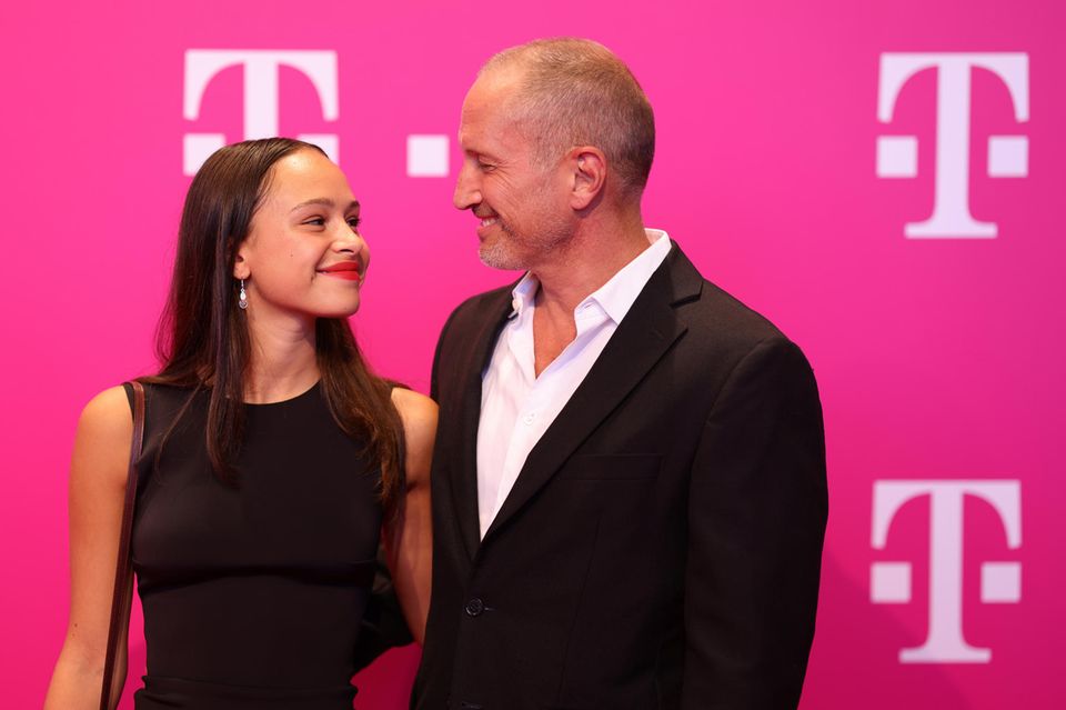 Wer sonst noch feiert: Benno Fürmann und Tochter Zoe beim Telekom-Event
