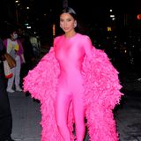 Bei der "Saturday Night Live"-Aftershow-Party zeigt sich Kim Kardashian in einem Look, der einer echten Mode-Queen würdig ist. In einem neonpinkfarbenen Einteiler mit Federcape zieht die Reality-Queen alle Blicke auf sich. Zurecht! Denn wenn jemand dieses Outfit tragen kann, dann sie. Sie sieht einfach cool aus! Und natürlich: Ihr Make-up sitzt perfekt.
