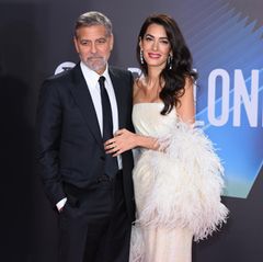 George Clooney und Amal Clooney posieren auf dem Red Carpet für die Fotografen.