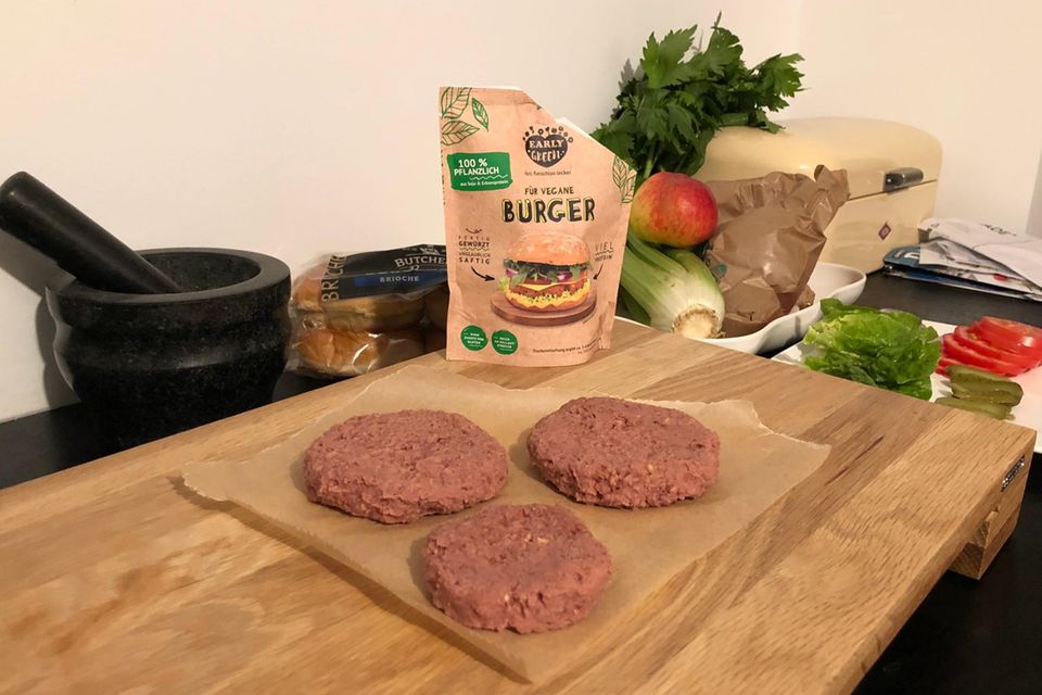 Vegane Burger Patties auf Küchenarbeitsplatte