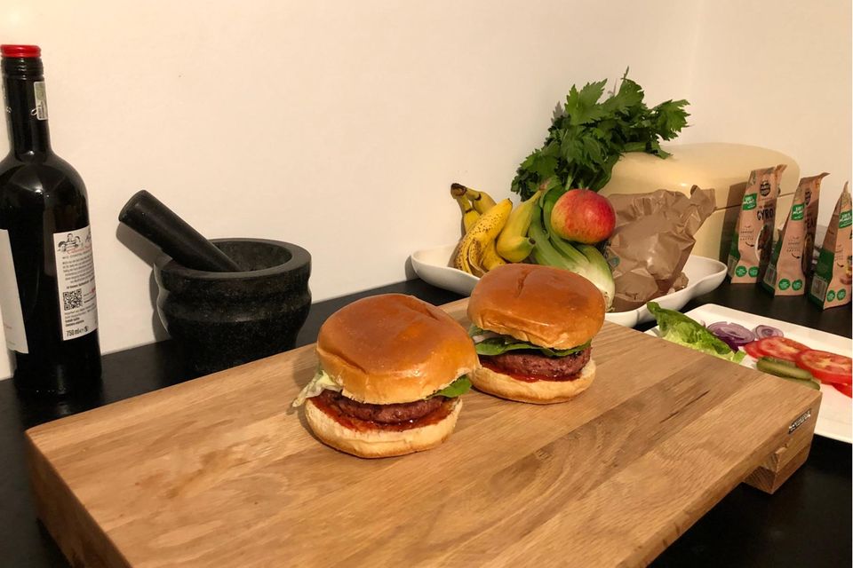 Burger mit veganen Burger Patties, Fleischersatz, Fleischalternative