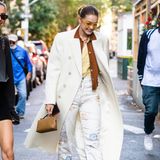 Gigi Hadid, auffällig wie immer! In einem creme-weißen Mantel huscht die Modelmama durch New York City. Sie kombiniert den zweireihigen Mantel mit gedeckten Farben, wobei Gigis Sonnenbrille den aus den 70ern inspirierten Look vervollständigt.
