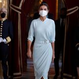 Königin Letizia in weißem Wickelkleid