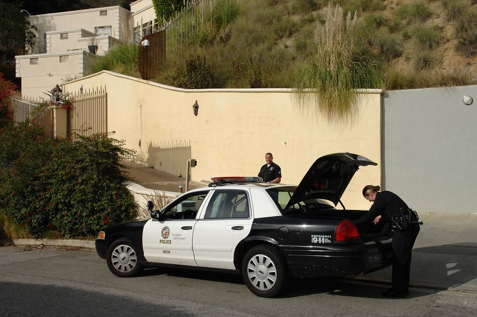 Brittany Murphy: Polizisten stehen am Tag von Brittany Murphys Tod am 20. Dezember 2009 vor ihrem Haus in den Hollywood Hills in L.A. Vor dem Kauf 2003 wohnte hier Popstar Britney Spears. Polizisten stehen am Tag von Brittany Murphys Tod am 20. Dezember 2009 vor ihrem Haus in den Hollywood Hills in L.A. Vor dem Kauf 2003 wohnte hier Popstar Britney Spears.