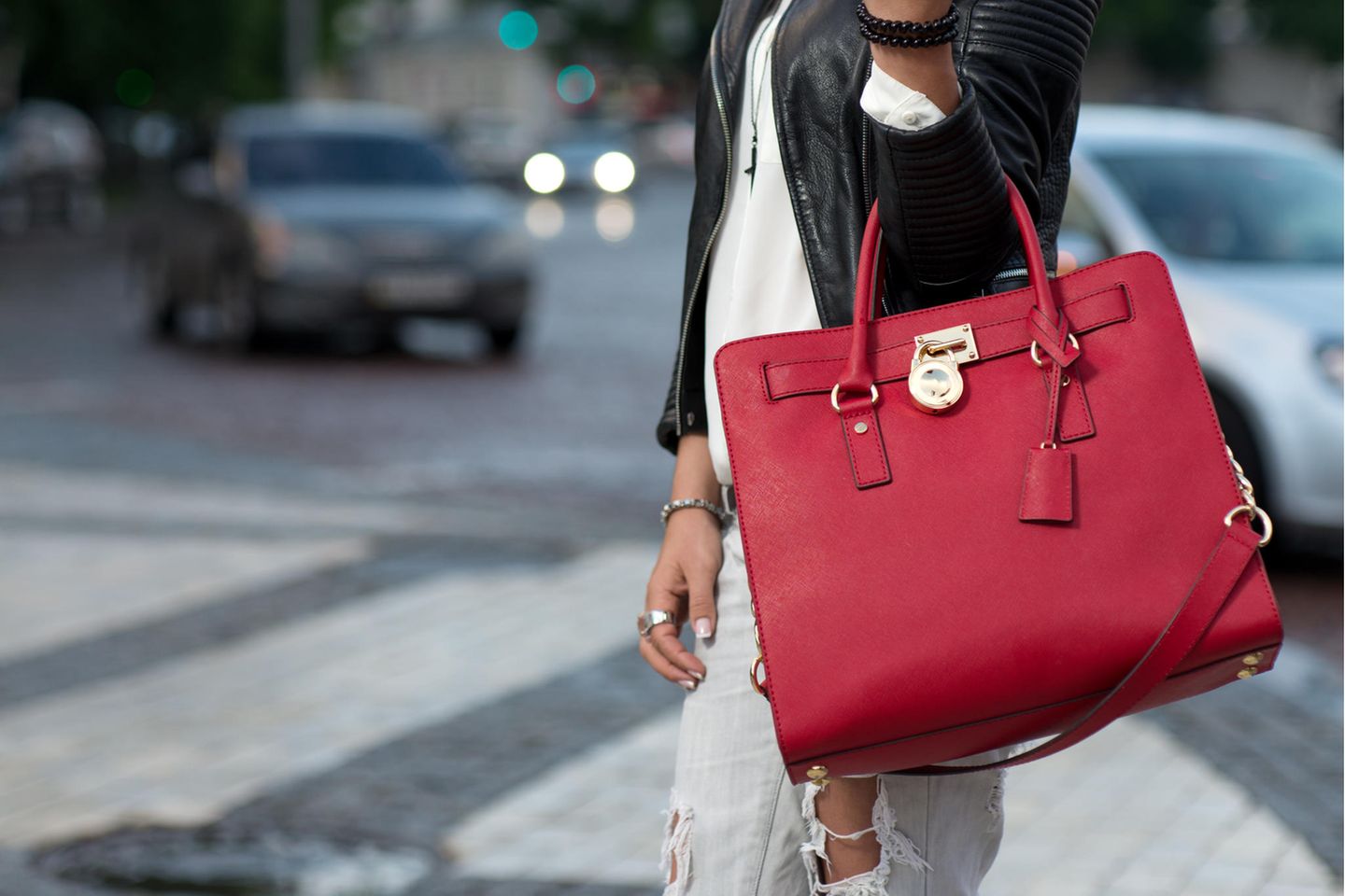 Wie Sie Ihre Handtasche tragen, verrät einiges über Ihren Charakter: Frau trägt rote Tasche