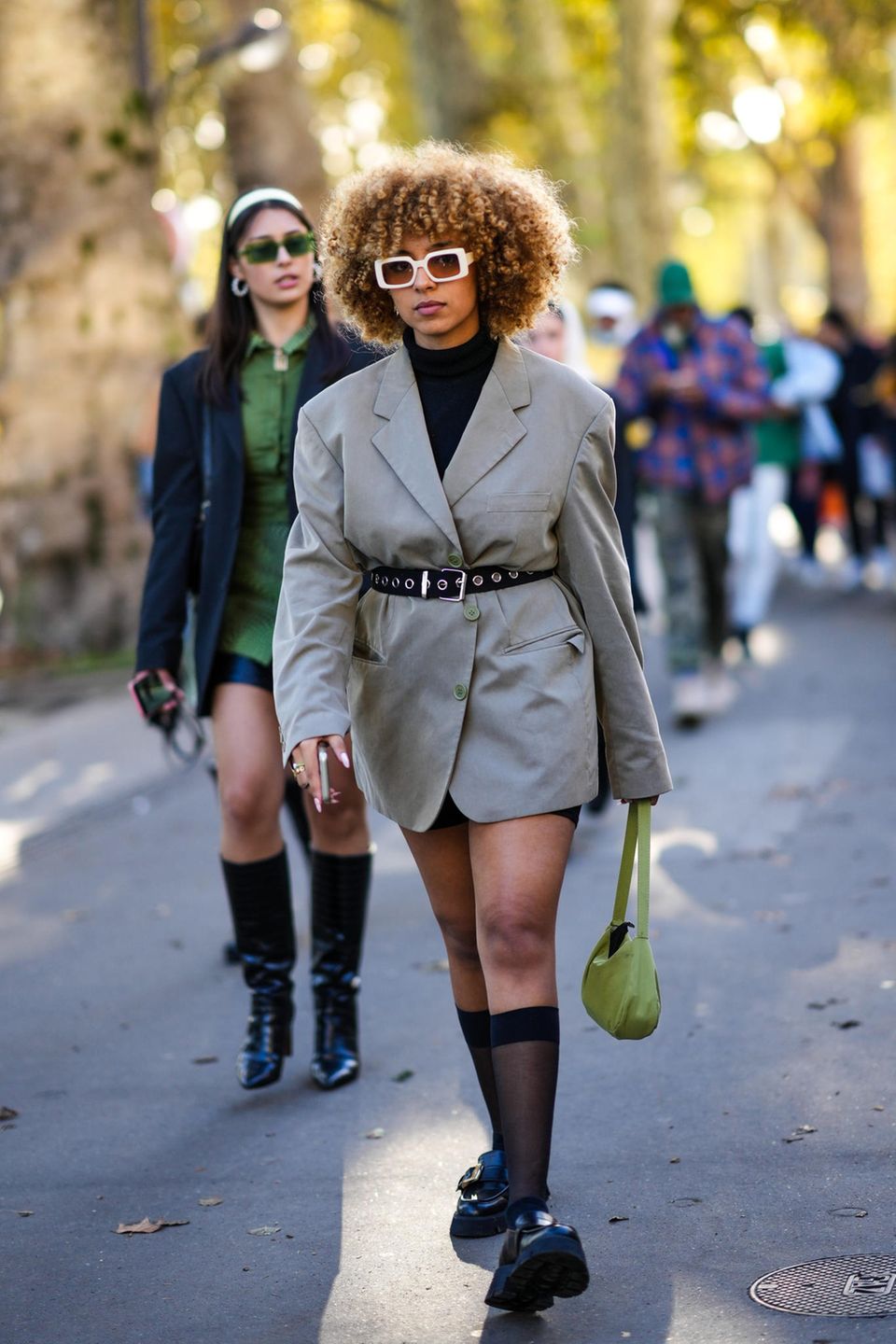 Wintertrends unter der Lupe Model trägt Loafers mit dicker Sohle in schwarz, Street-Style