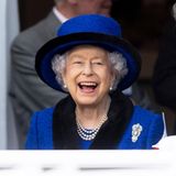 16. Oktober 2021  Wirklich königlich ist die Stimmung von Queen Elizabeth! Kein Wunder, sie genießt die Atmosphäre beim Qipco British Champions Day in Ascot. Und der ehemalige Jockey Willie Carson (l.) und ihr Rennleiter John Warren scheinen wirklich gute Gesprächspartner zu sein.