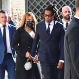 Beyoncé und Jay-Z haben sich für die Hochzeit von Rimowa-Präsident Alexandre Arnault und seiner Braut Geraldine Guiotte in Veedig in Schale geschmissen. Jay-Z trägt einen dunkelblauen Zweireiher, Beyoncé unter ihrem Mantel ein mintfarbenen Seidenlook mit großzügigem Dekolleté. Genau dieser Mantel allerdings irritiert: Schwarze Kleidung auf einer Hochzeit zu tragen, ist eigentlich ein Tabu. Schließlich ist es keine Trauerfeier. 
