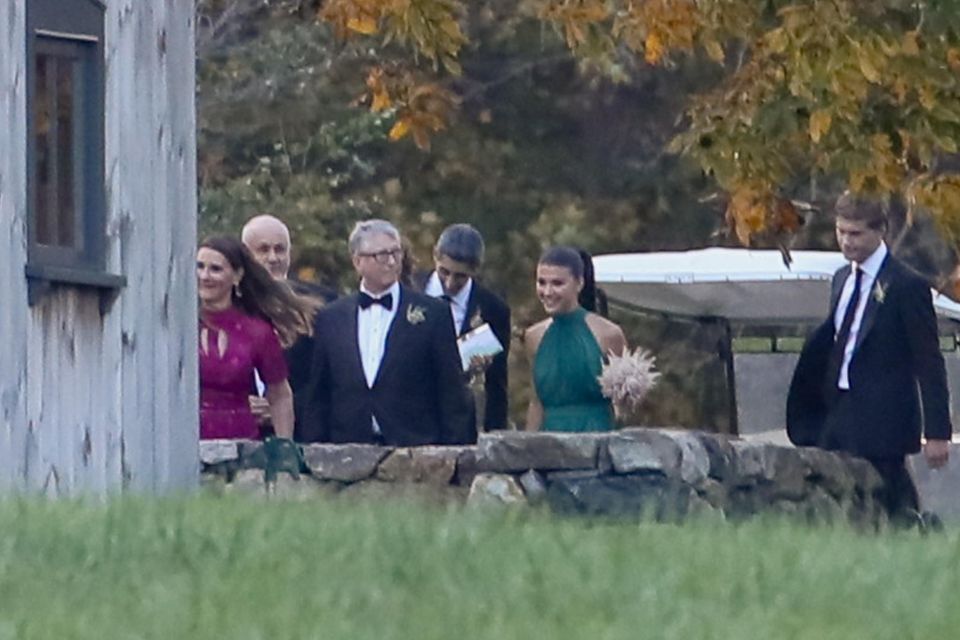Jennifer Gates: Pheobe Gates (hier im grünen Kleid) mit ihren Eltern Melinda Gates (pinkes Kleid), die ihren Mann und Brautvater Bill Gates im Arm hält. Pheobe Gates (hier im grünen Kleid) mit ihren Eltern Melinda Gates (pinkes Kleid), die ihren Mann und Brautvater Bill Gates im Arm hält.