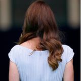 Auch von hinten kann sich Kates Frisur sehen lassen. Während sie eine Hälfte der Haare über die Schulter gelegt hat, fällt ihr der Rest locker über den Rücken.