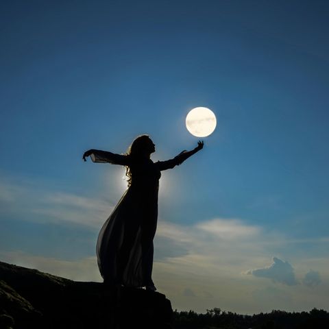 Hunter's Moon am 20.10.2021: Eine Frau mit dem Mond