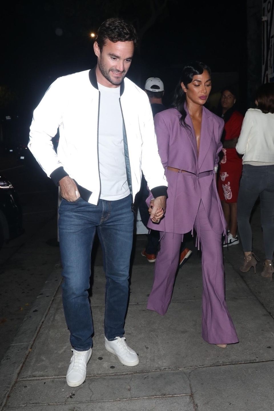Für die Datenight mit dem Liebsten darf es gerne mal etwas Besonderes sein. Nicole Scherzinger greift deswegen stilsicher zum lilafarbenen Anzug im 80ies-Style, der dank sexy Cutouts so gar nicht businesslike daherkommt. Dazu eine trendy Wasserwelle und farblich abgestimmter Lippenstift – fertig ist der perfekte Look für das Abendessen mit Boyfriend Thom Evans. Für die Datenight mit dem Liebsten darf es gerne mal etwas Besonderes sein. Nicole Scherzinger greift deswegen stilsicher zum lilafarbenen Anzug im 80ies-Style, der dank sexy Cutouts so gar nicht businesslike daherkommt. Dazu eine trendy Wasserwelle und farblich abgestimmter Lippenstift – fertig ist der perfekte Look für das Abendessen mit Boyfriend Thom Evans.