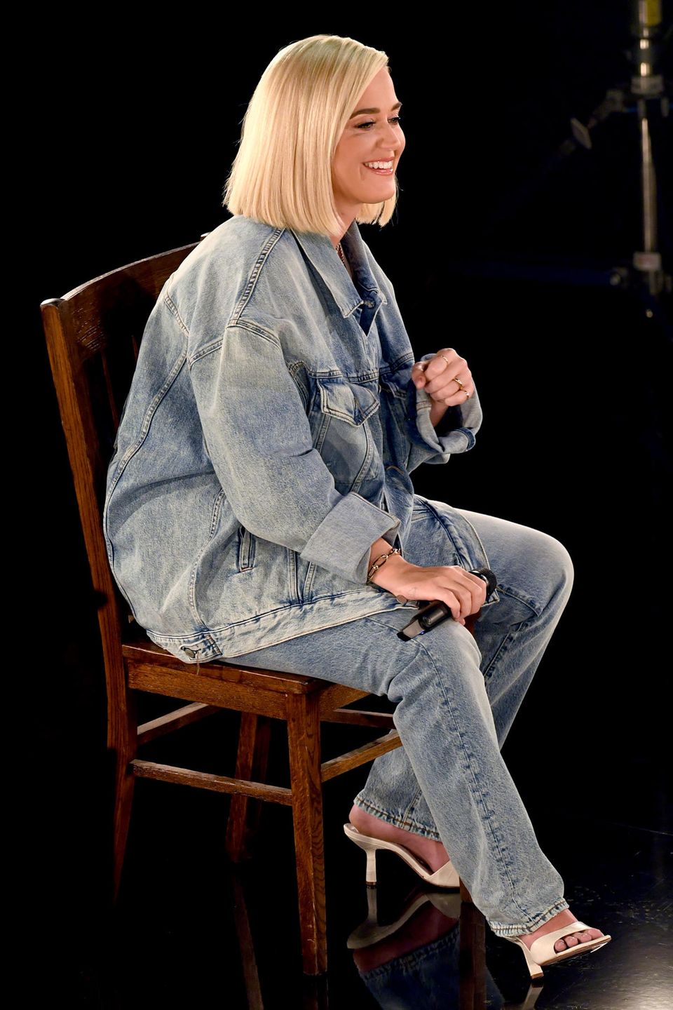 Bei den American Music Awards zeigt sich Katy Perry in einem All-Denim-Look aus lässiger Hose und XXL-Jeansjacke. In Sachen Make-up setzt die Sängerin auf den natürlichen Look, ihr schulterlanger Bob ist glatt gestylt.