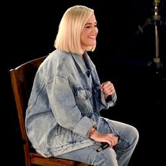 Bei den American Music Awards zeigt sich Katy Perry in einem All-Denim-Look aus lässiger Hose und XXL-Jeansjacke. In Sachen Make-up setzt die Sängerin auf den natürlichen Look, ihr schulterlanger Bob ist glatt gestylt.