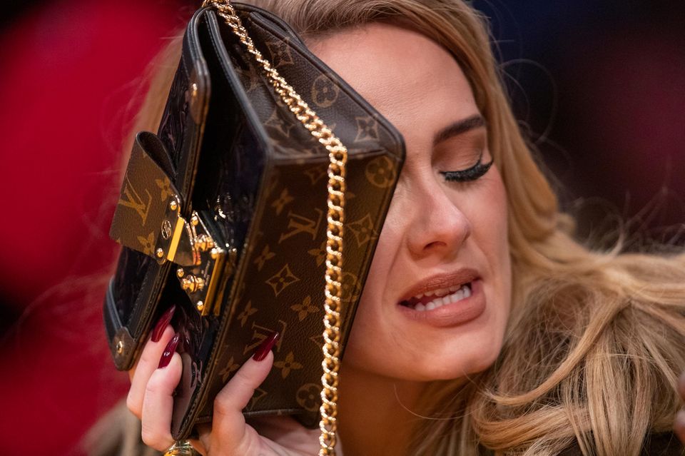 Adele : Klein aber fein, Adeles Louis-Vuitton-Tasche ist Luxus pur. Klein aber fein, Adeles Louis-Vuitton-Tasche ist Luxus pur.