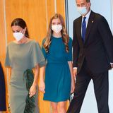 Und auch Prinzessin Sofías seitlich leicht gerafftes, petrolfarbenes Kleid von Angel Schlesser ist farblich recht auffällig. Die 14-Jährige trägt aber, anders als ihre Schwester, immer noch gerne flache Ballerinas. Königin Letizia hat ihren Töchtern, zumindest was die Farben angeht, das Feld überlassen. 